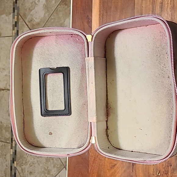 Make up carry all. 2 separate storage with zippers - Picture 3 of 5